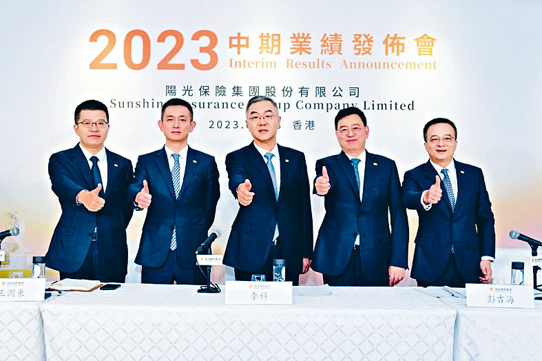 阳光人寿总经理王润东（左二）预计，人寿产品9月能恢复3.5厘时期成绩。