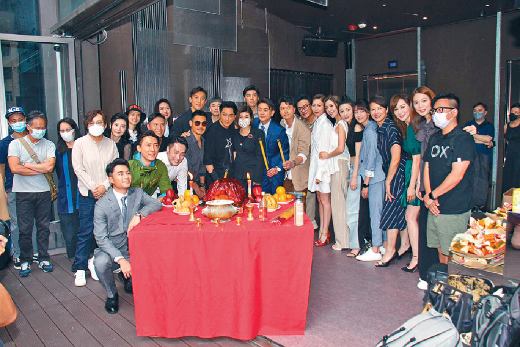 ■《廉政狙擊》台前幕後出席拜神儀式。