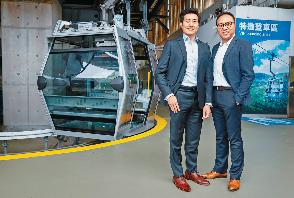 ■由歐洲製造的「全景纜車Crystal+」車廂是全球同類型纜車中空間最大，（左）昂坪360纜車營運總管林宏志先生和（右）昂坪360董事總經理劉偉明先生表示將於12月中旬起正式投入服務。