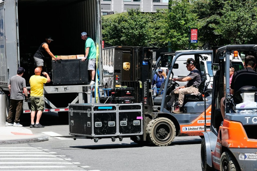 MSG外連日有大批貨車運送物資到場。 MSG外連日有大批貨車運送物資到場。
