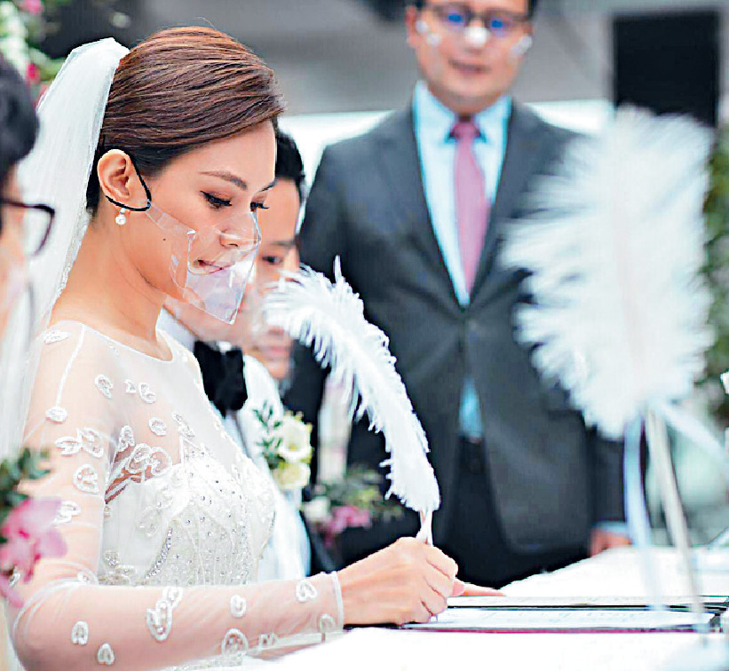 ■朱慧敏簽紙，正式榮升人妻。