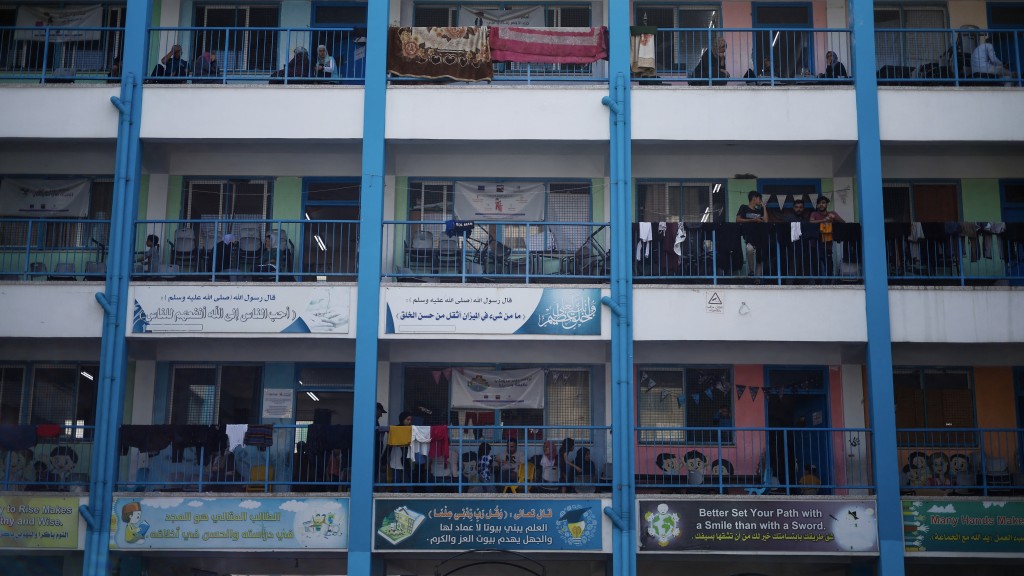 一些巴勒斯坦人住進聯合國營運的學校避難。 路透社