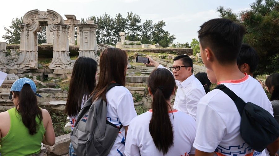 團隊參觀圓明園，了解當年列強火燒「萬園之園」的傷痛歷史，提醒要謹記中國人必當自強不息。鄧炳強FB