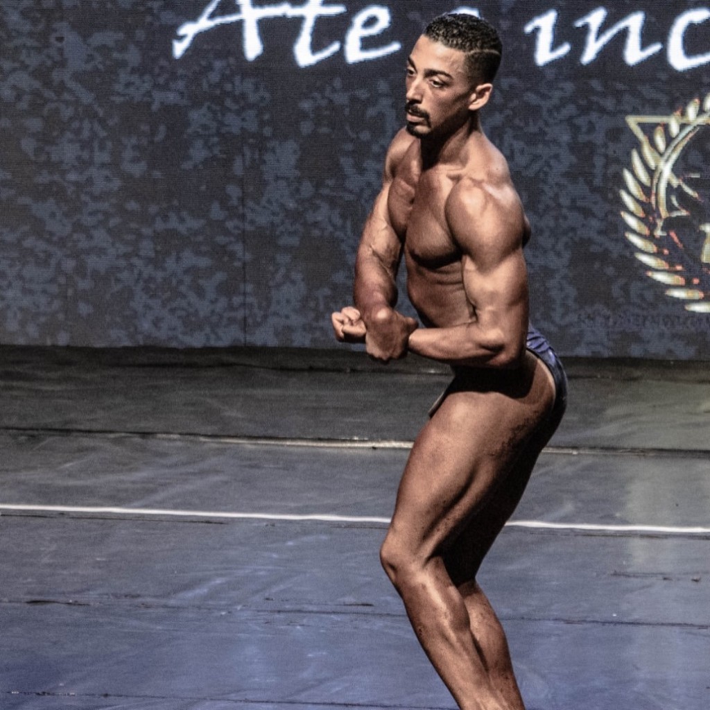 年仅29岁的巴西健美选手 Alex de Souza Luz(暱称 Lékão),出生不久便被诊断出患有脑性麻痺,甚至曾被医生宣告不适合从事健美运动。 年仅29岁的巴西健美选手 Alex de Souza Luz(暱称 Lékão),出生不久便被诊断出患有脑性麻痺,甚至曾被医生宣告不适合从事健美运动。