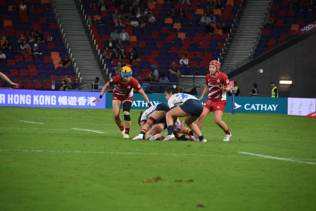 日本隊(紅衫)以24:19反勝西班牙。黃諾謙攝 日本隊(紅衫)以24:19反勝西班牙。黃諾謙攝