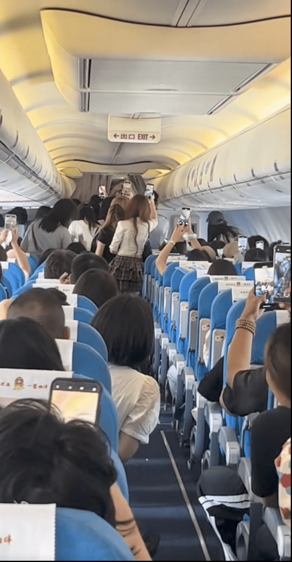 「私生飯」飛機未停穩硬闖商務艙。 「私生飯」飛機未停穩硬闖商務艙。