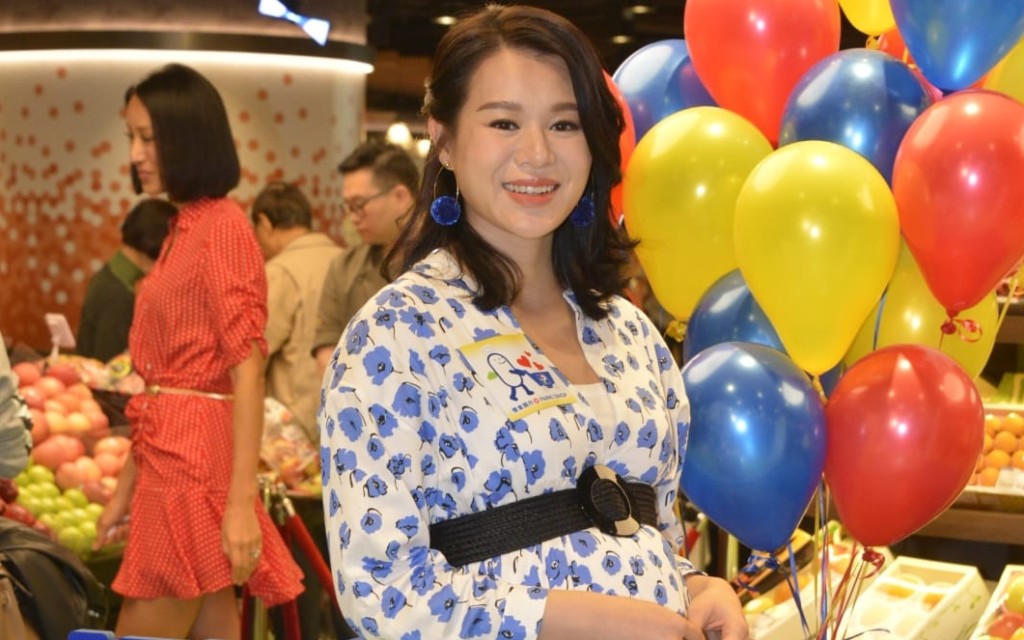 胡杏兒挺巨肚出席活動。