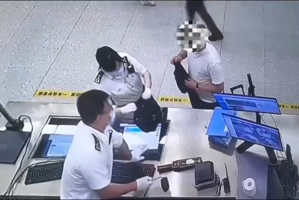 關員在男子斜孭袋內發現116萬港元現金。海關發布 關員在男子斜孭袋內發現116萬港元現金。海關發布