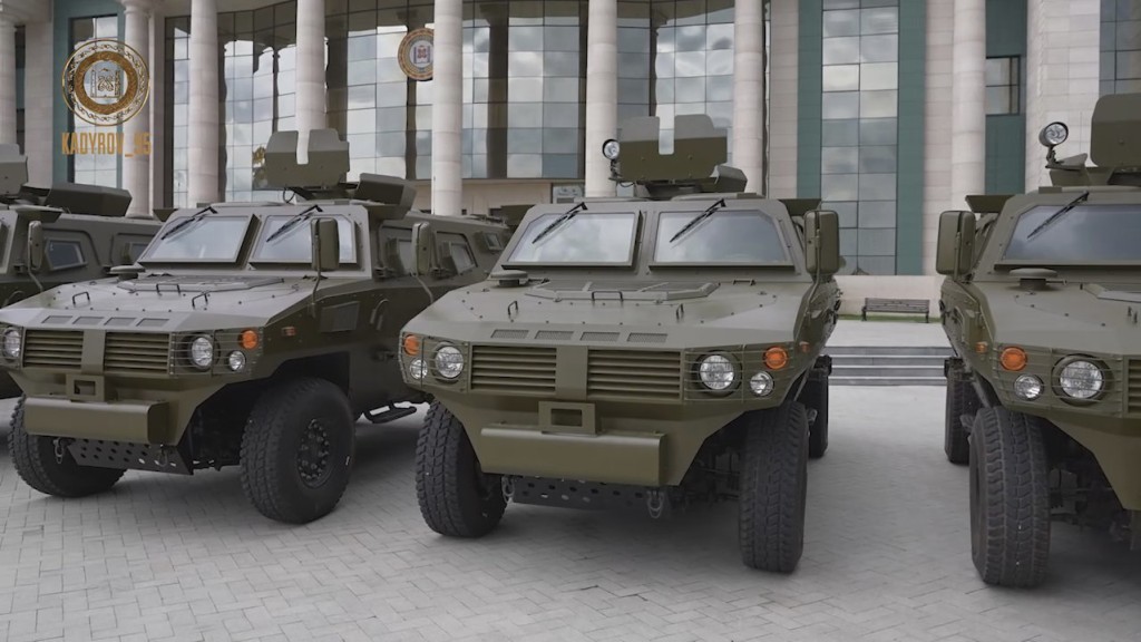 車臣領導人卡德羅夫展示新接收的中國制輪式裝甲車，聲稱準備投入對烏克蘭戰鬥。