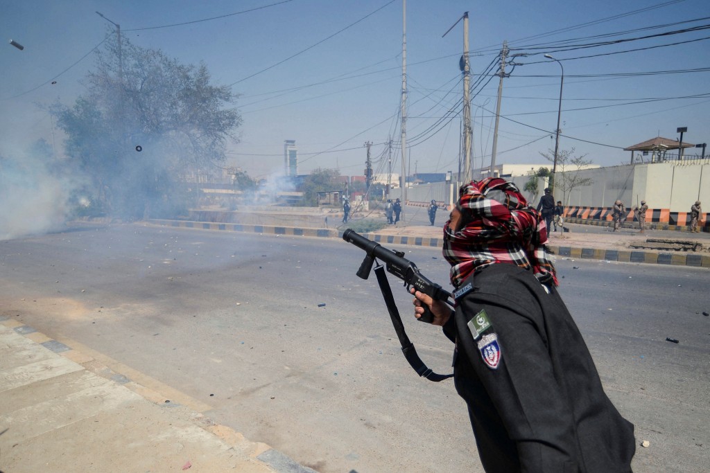 警方則使用警棍及催淚氣體驅散人群。路透社