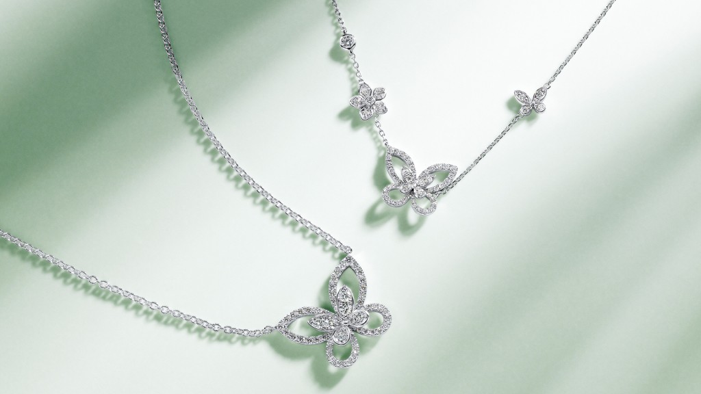 上/Graff蝴蝶幻影系列花卉造型鑽石吊墜項鏈/$32,500(線上限定)。下/ Graff蝴蝶幻影系列圓形鑽石吊墜項鏈 /$49,100。 上/Graff蝴蝶幻影系列花卉造型鑽石吊墜項鏈/$32,500(線上限定)。下/ Graff蝴蝶幻影系列圓形鑽石吊墜項鏈 /$49,100。