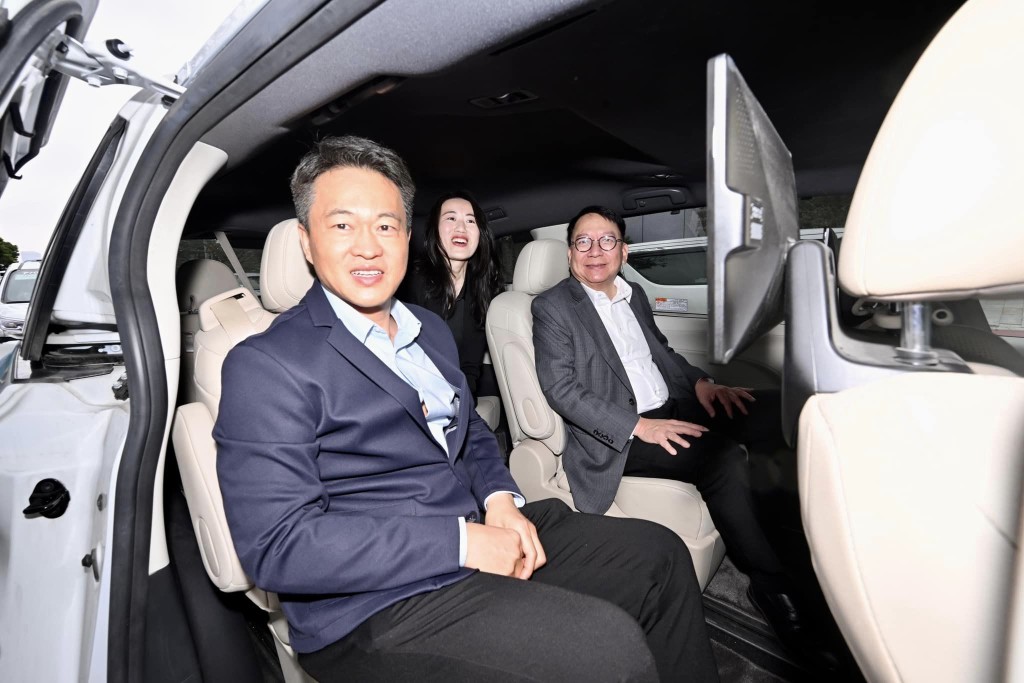 陳國基到廣州南沙參觀自動駕駛初創企業小馬智行，試坐他們的無人駕駛出租車。政府新聞處