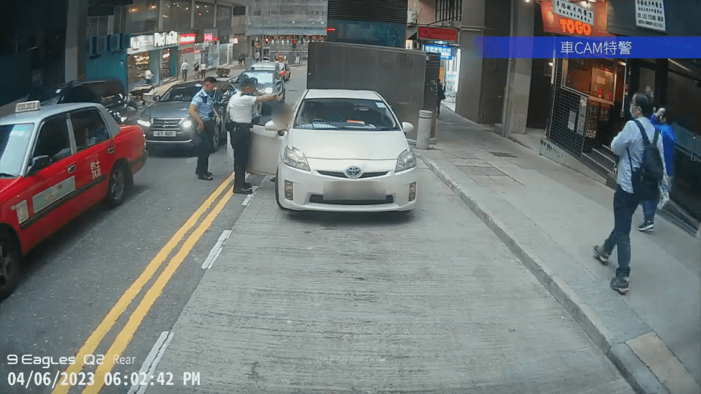 警员其后要求身穿黄衫拖鞋的男司机落车前往行人路。车Cam特警YouTube