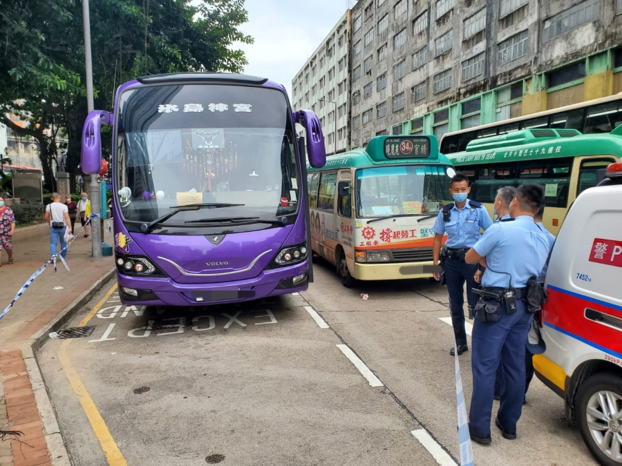 旅遊巴司機與小巴司機疑因爭路起爭執。蔡楚輝攝