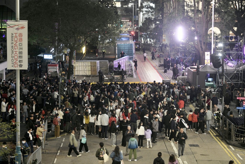 即將踏入2026年，中環遮打道行人專用區會舉行跨年倒數，現場開始實施封路安排。陳浩元攝