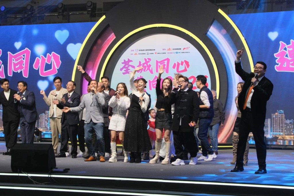 马贯东、支喾仪、吴大强昨晚E出席在荃湾举行的除夕倒数活动。