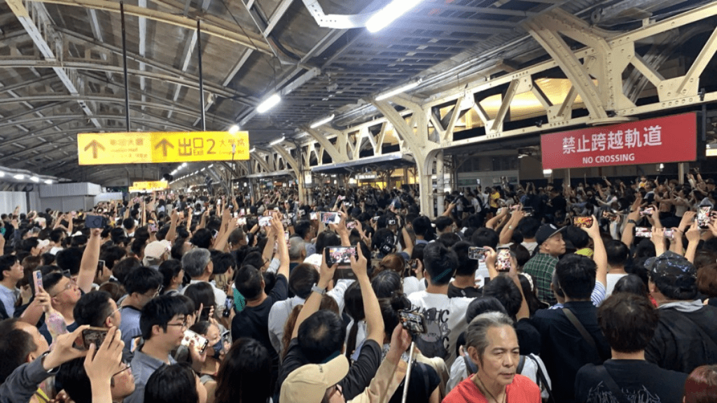 百年台南車站地上月台結束營運，逾萬人深夜送別尾班車。中時新聞網