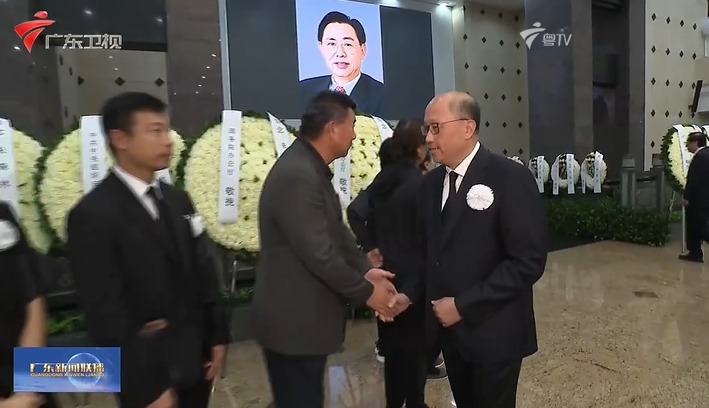 香港中联办原主任郑雁雄慰问朱森林亲属。广东新闻联播 香港中联办原主任郑雁雄慰问朱森林亲属。广东新闻联播