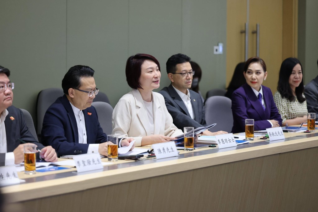 港區全國人大代表和港區全國政協委員均是愛國愛港的中堅分子。 港區全國人大代表和港區全國政協委員均是愛國愛港的中堅分子。