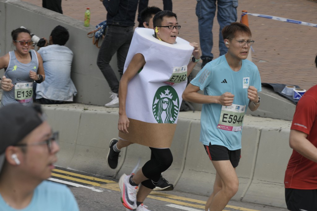 不少跑手盛装打扮出席今次赛事，此人打扮十足咖啡罐。苏正谦摄