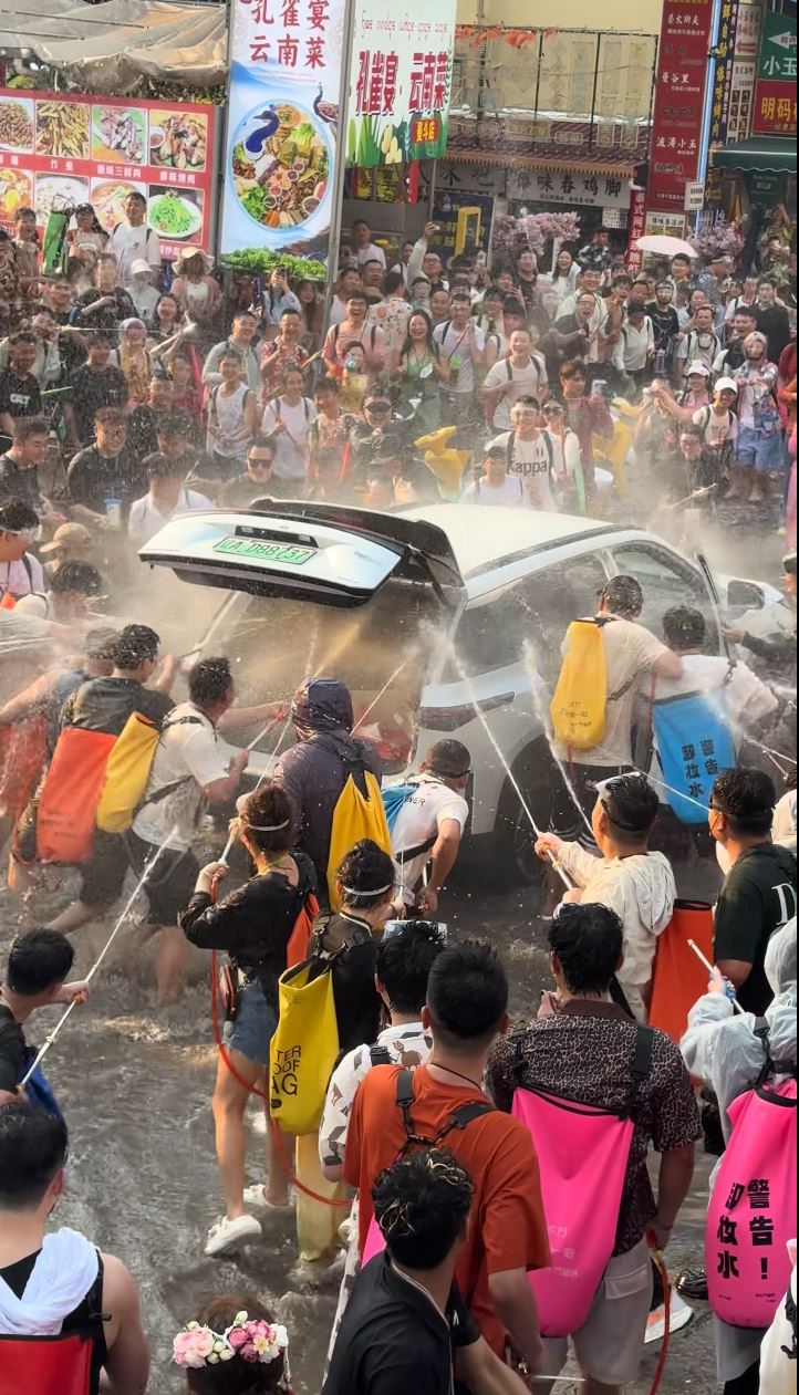 岑女士的汽车被强行开门恶意射水。抖音@静妹