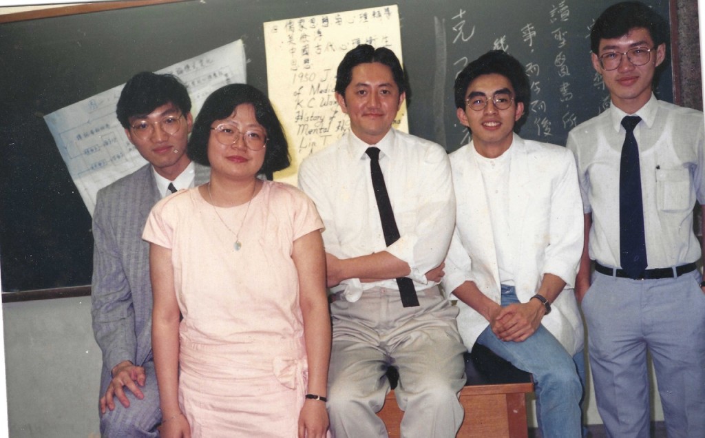 顧博士曾在鄧鏡波中學和樹仁書院任教。 顧博士曾在鄧鏡波中學和樹仁書院任教。