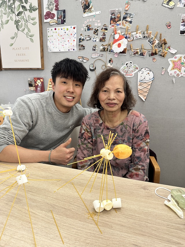 Jacky自幼由嫲嫲照料长大，所以在院舍很容易与长者打成一片。(受访者提供)