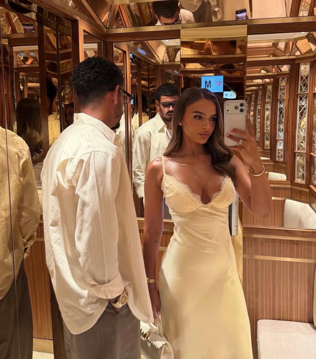 基比斯韦特的女友Britney De Villiers为基比斯韦特抱不平贴数据向杜曹示威。Britney Instgram图片
