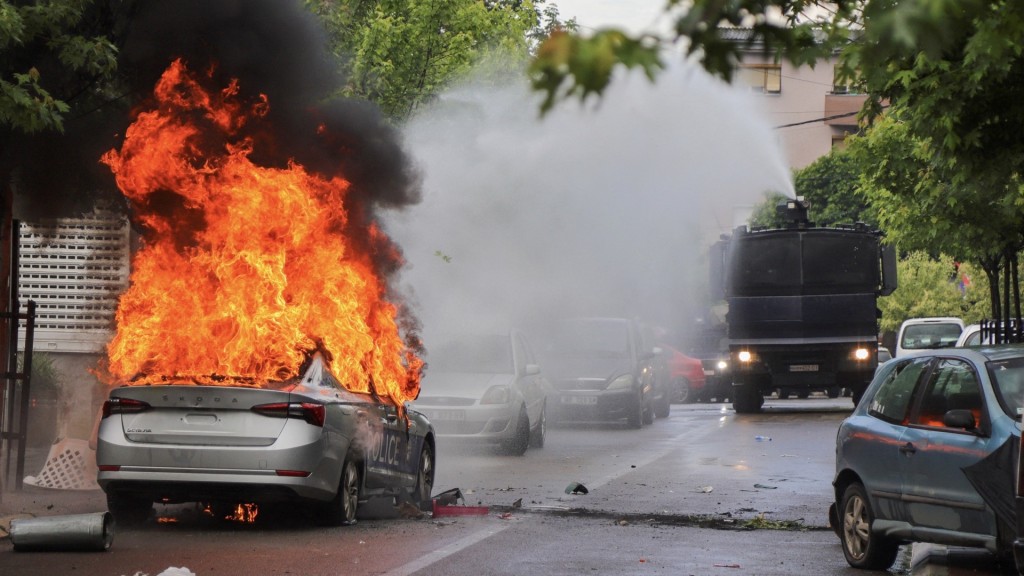 科索沃兹韦钱周五发生警民冲突，有警车被纵火。 路透社