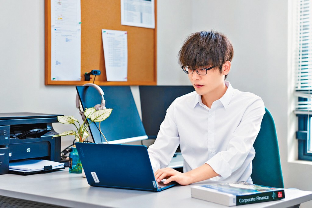 赵小峰认为，教育投资者解读公司财务数据，有助他们作出更理性的投资决定。