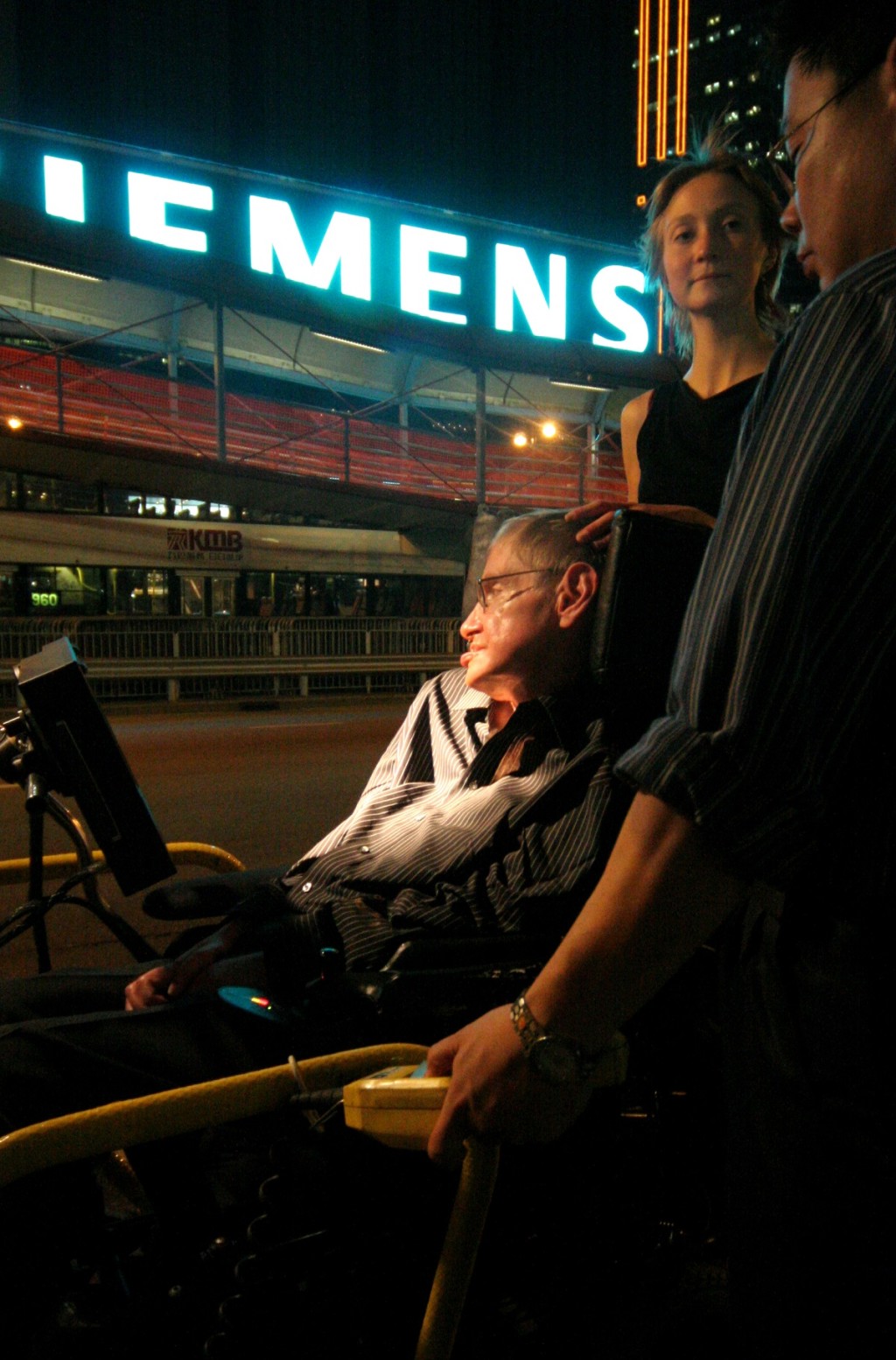 霍金2006年曾乘小輪遊維港夜景。資料圖片