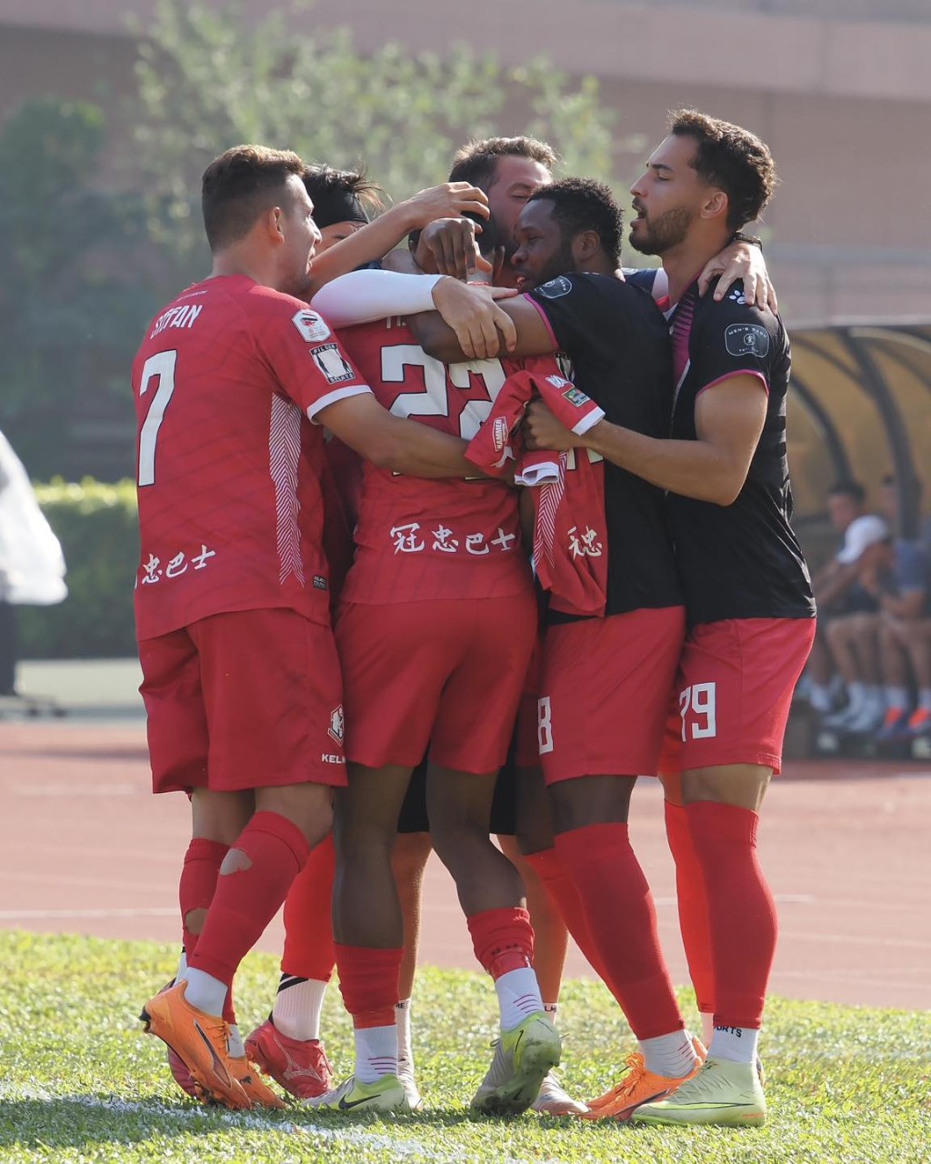 馬古斯雲尼為南區先開紀錄後球員慶祝。南區FB圖