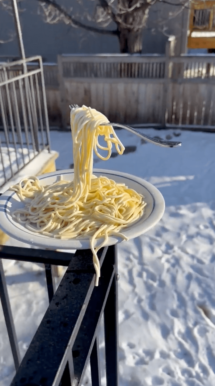意大麵條和叉子懸在半空、凝固不動,情景詭異X@McDermedFox9 意大麵條和叉子懸在半空、凝固不動,情景詭異X@McDermedFox9