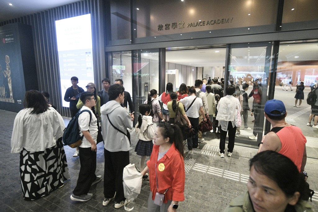 不少人趁假期到故宫参观埃及展。