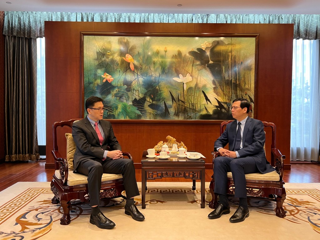 創新科技及工業局局長孫東（左）拜會中國駐歐盟使團朱京公使（右），向他介紹香港創科發展的最新情況。