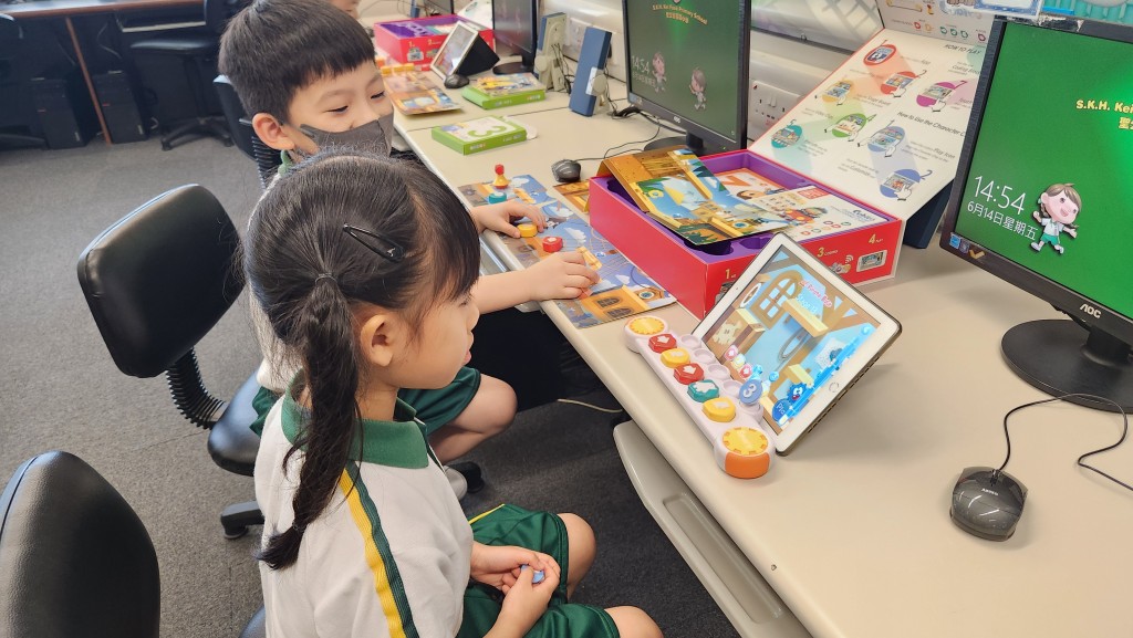 學生利用Cubico coding學習編程,提升學習動機。(圖片來源:受訪者提供) 學生利用Cubico coding學習編程,提升學習動機。(圖片來源:受訪者提供)