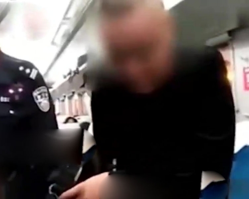 醉酒男在火车座位上脱裤子撒尿，对面女乘客衫裤鞋袜被淋湿。（网图）