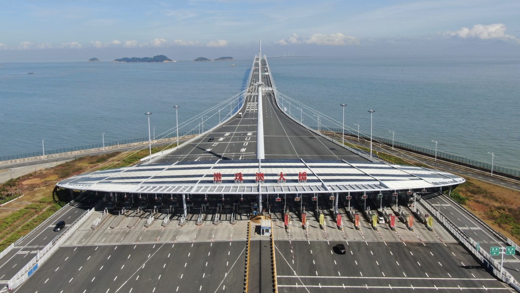 數據顯示,客流增長主力為內地居民,預計出境的內地旅客將達100萬人次。市民需特別留意,整體的客流最高峰預計將集中在 10月3日及10月4日 兩天。 數據顯示,客流增長主力為內地居民,預計出境的內地旅客將達100萬人次。市民需特別留意,整體的客流最高峰預計將集中在 10月3日及10月4日 兩天。