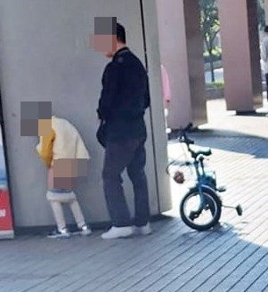 將軍澳一名小童早前被拍攝到懷疑在大街大巷隨地小便。Ming Yau（將軍澳主場fb截圖）