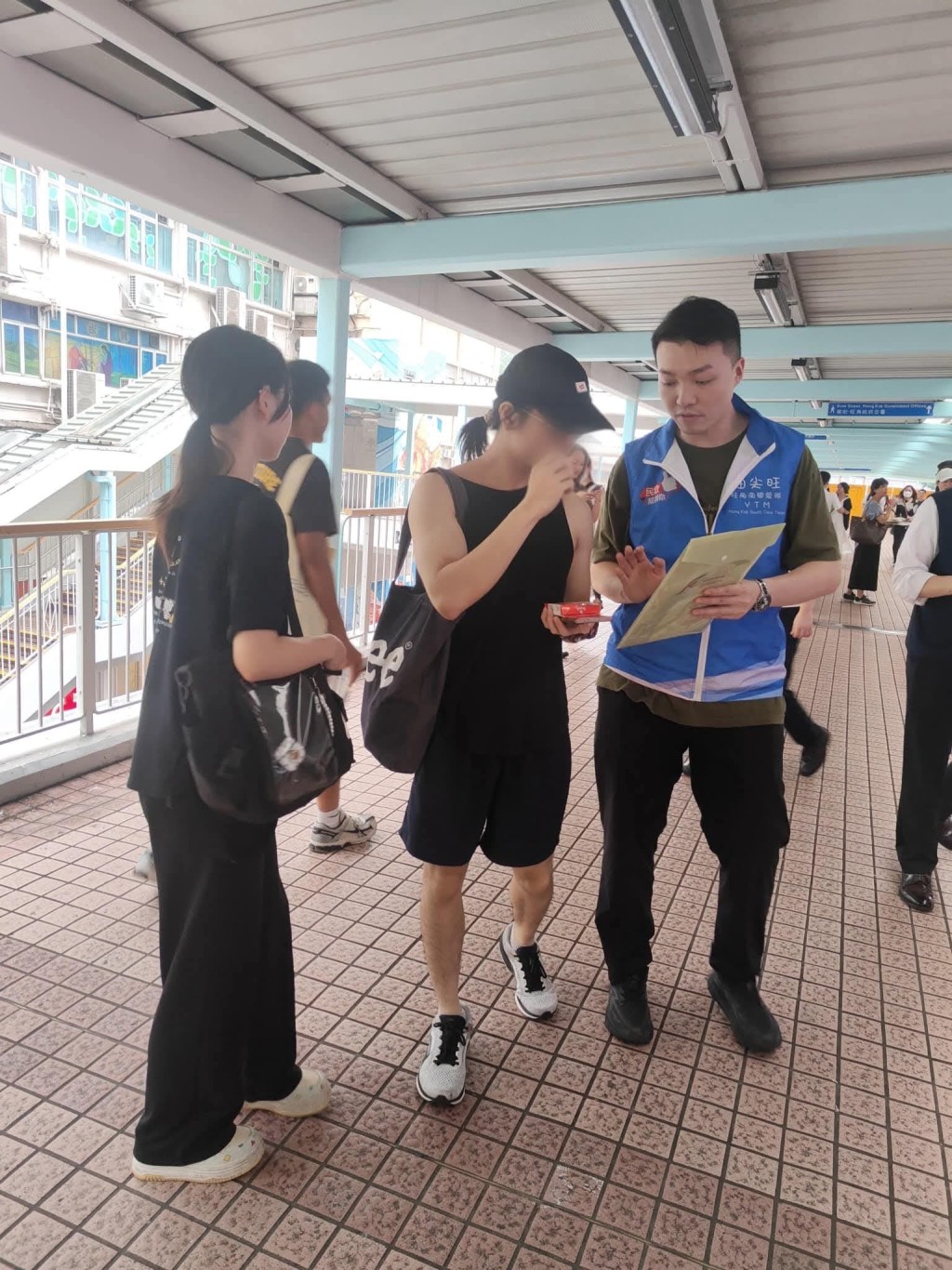 油尖旺關愛隊向市民免費派發防蚊貼和防蚊指南手冊。