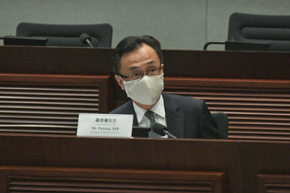 公務員事務局局長聶德權與「殘疾學生實習體驗」學生見面。資料圖片