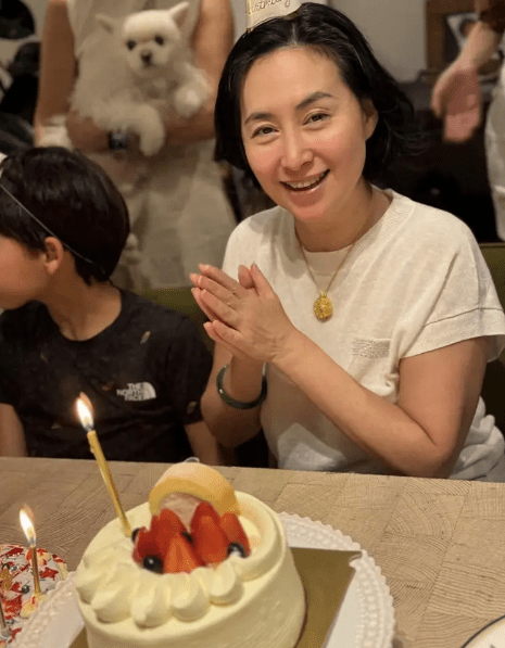 何超瓊近日跟百億契女和富豪閨密慶祝64歲生日。