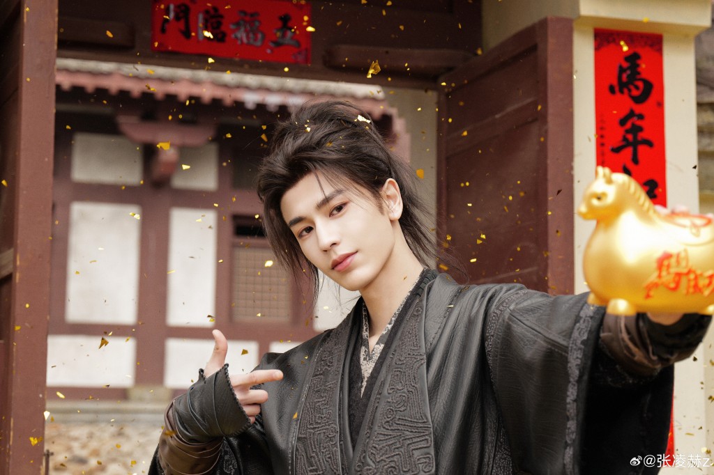 张凌赫是内地近年人气男星之一。微博