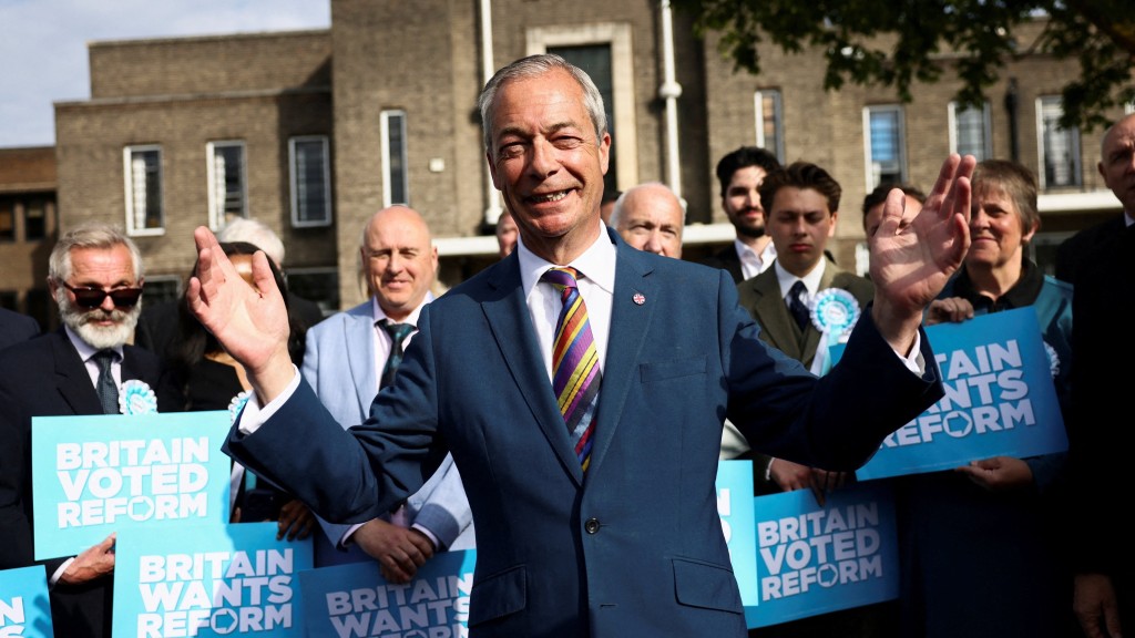 脱欧推手法拉奇（左）与“英国改革党”候选人庆祝胜选。 路透社
