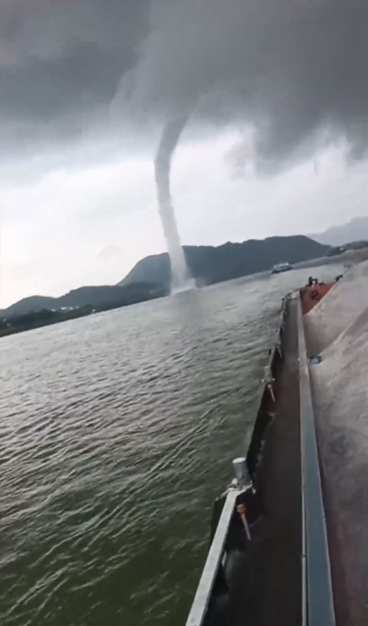 广东云浮罕见地发生水龙卷现象，持续达7分钟。