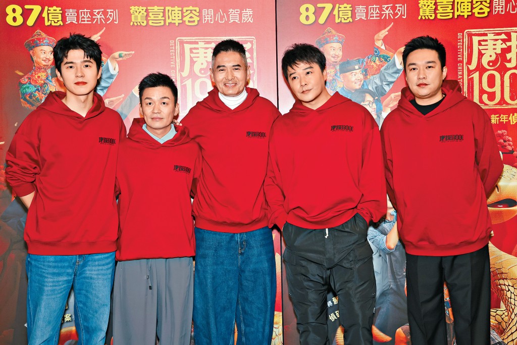 (左起)劉昊然、王寶強、周潤發跟導演陳思誠與戴墨宣傳新片。