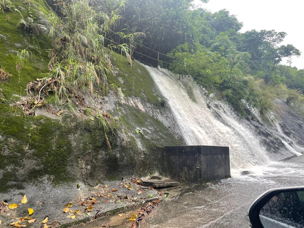 西貢有大量雨水從斜坡傾瀉。