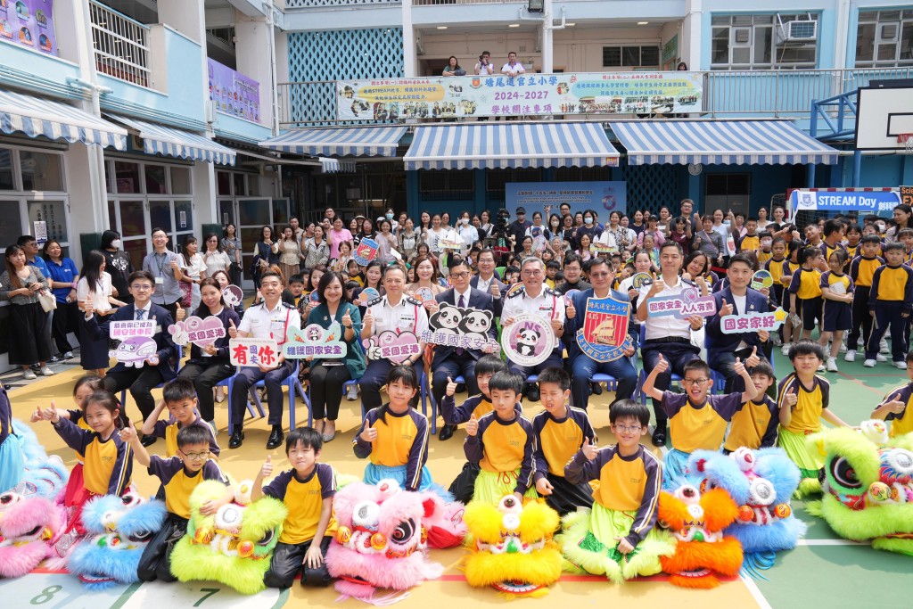 保安局局长邓炳强、警务处处长周一鸣、副处长(国家安全)简启恩、助理处长(国家安全)王忠巡、助理处长(国家安全)郭嘉铨及教育局代表主持宣传车启动仪式。 保安局局长邓炳强、警务处处长周一鸣、副处长(国家安全)简启恩、助理处长(国家安全)王忠巡、助理处长(国家安全)郭嘉铨及教育局代表主持宣传车启动仪式。