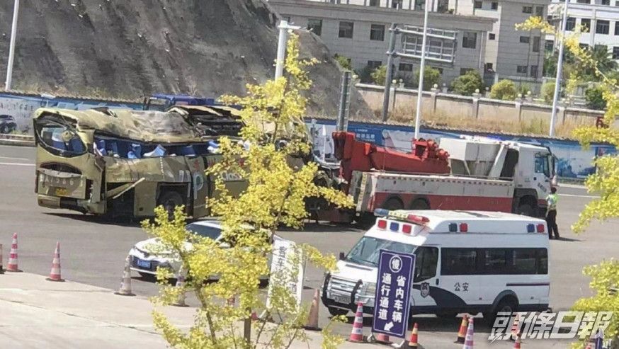 貴州車禍二十多人遇難，圖為巴士車體嚴重受損。網圖