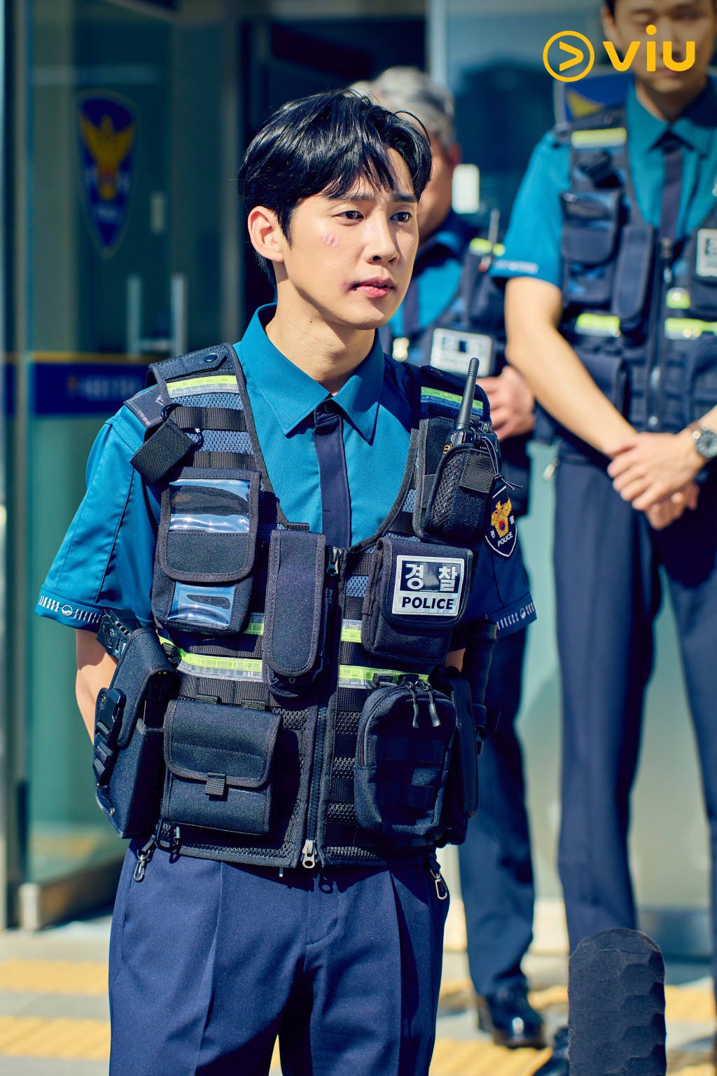 朴成勳飾演警員殷載元。